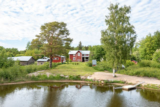 <b>Västerö, Skatan 77</b><br />
Fritidshus ca 70 m², bastu ca 22 m², ekonomibyggnader, sandstrand. Tomt 1,74 ha.