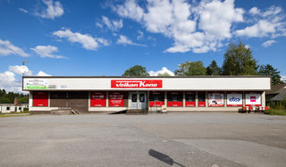 <b>Vrvgen 21, Vr centrum</b> Affrshus mitt i Vr centrum. 640 m. Butik i gatuplan 300 m. Egen tomt 1570 m