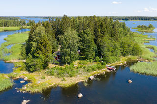 <b>Gyltbdan, holme i Sundom</b><br />
1,67 ha egen fastighet + tomt p arrendemark, fritidshus ca 45 m, 2 st byggrtt 75 m + 25 m