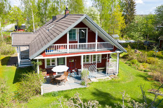 <b>Vr centrum, Londvgen 16</b><br />
Egnhemshus, 115 m /147 m, 5r+k+b, tomt 1246 m