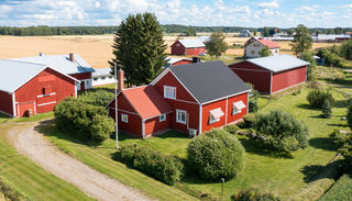 <b>Vr Lomby, Rejpeltvgen 102</b> Egnahemshus 162 / 140 m. 5r+k+b. Ekonomibyggnader. Tomt 5890 m. 