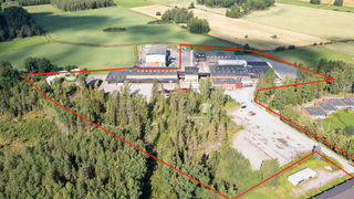 <b>Vörå Kaitsor industrihall 8000m²</b>
Produktionsutrymmen, lager, kyllager, kontor, kök. Tomt 4,3 ha.