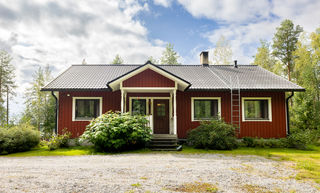 <b>Jussilavgen 760, Nykarleby</b><br />
Egnahemshus 6r+k+b, Bostadsyta 140 m. Garage. Tomt 5000 m. Bergsvrme och fiberanslutning