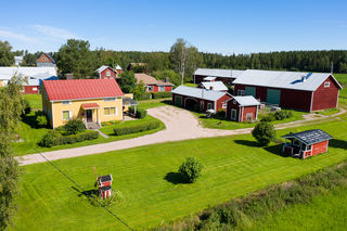 <b>Oravais, Kimovgen 728</b><br />
Egnahemshus ca 140 m, ekonomibyggnader +340 m och tomt 4015 m
