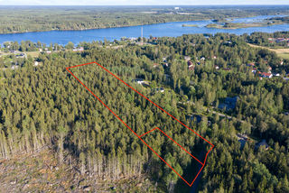 <b>Korsholm, Karperö, Hultstigen</b><br />
Tomtmark 15 770 m² + 2620 m², 2st. byggrätter 250 + m²