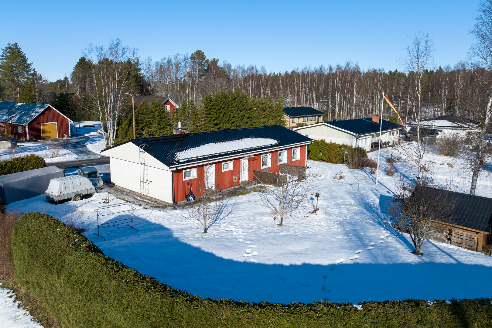 <b>Kvevlax, Humlev�gen 2</b><br />
Egnahemshus 173 m�/ 120 m�, 5r + k, tomt 1727 m�