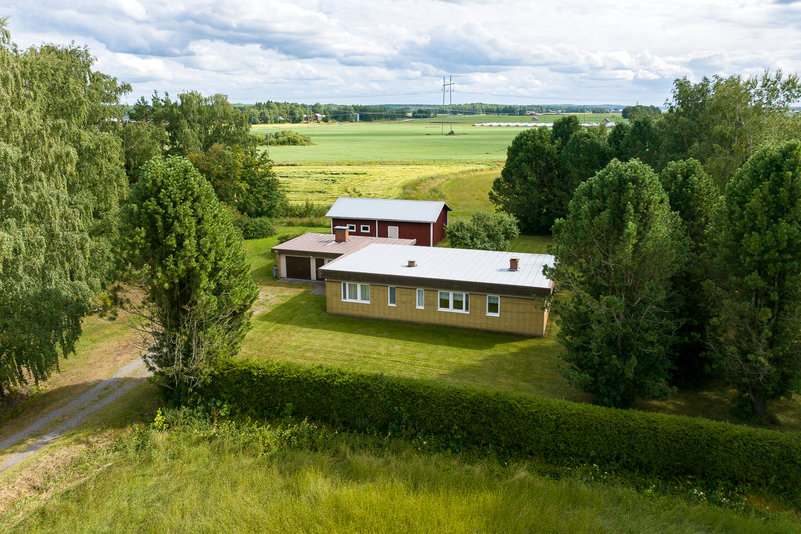 <b>V�r�, Karvsor, Karvsorv�gen 10</b>
Egnahemshus 177 m� / 117 m�. 4 r + k + wc + bd + b + tv�ttutrymme + tv� garage. Tomt 5160 m�.