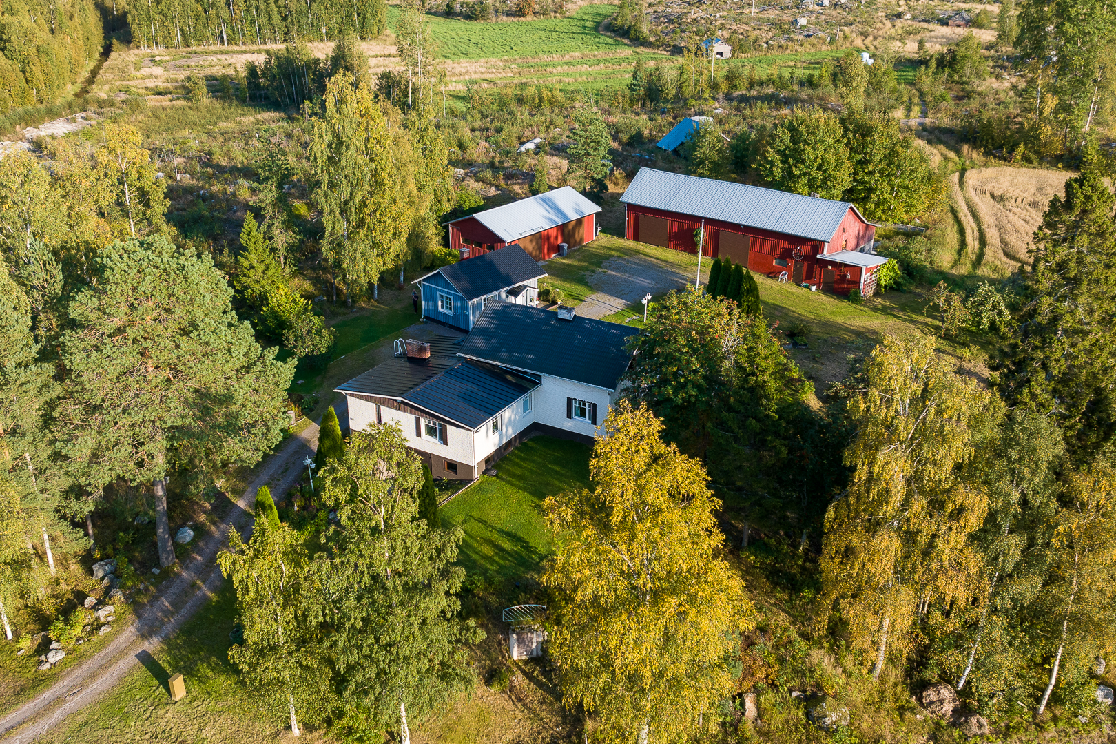 <b>Maxmo, Kvimo, Kvimov�gen 195</b>
Egnahemshus ca 180 m�, 7r+k+2wc+b+bastu, tomt 5 100 m� , garage och flera uthus.