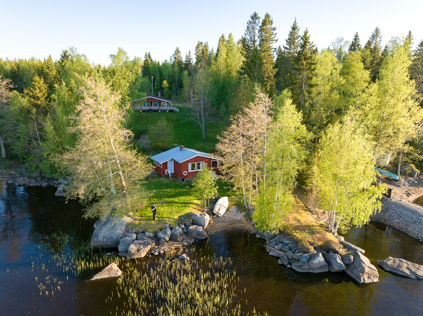<b>V�r�, Palvis, Bredviksv�gen 153</b>
Sommarstuga 63 m�, bastubyggnad 23 m�, tomt 2021 m� + 2300 m�
<b>Visning 4.6 kl 18:00</b>