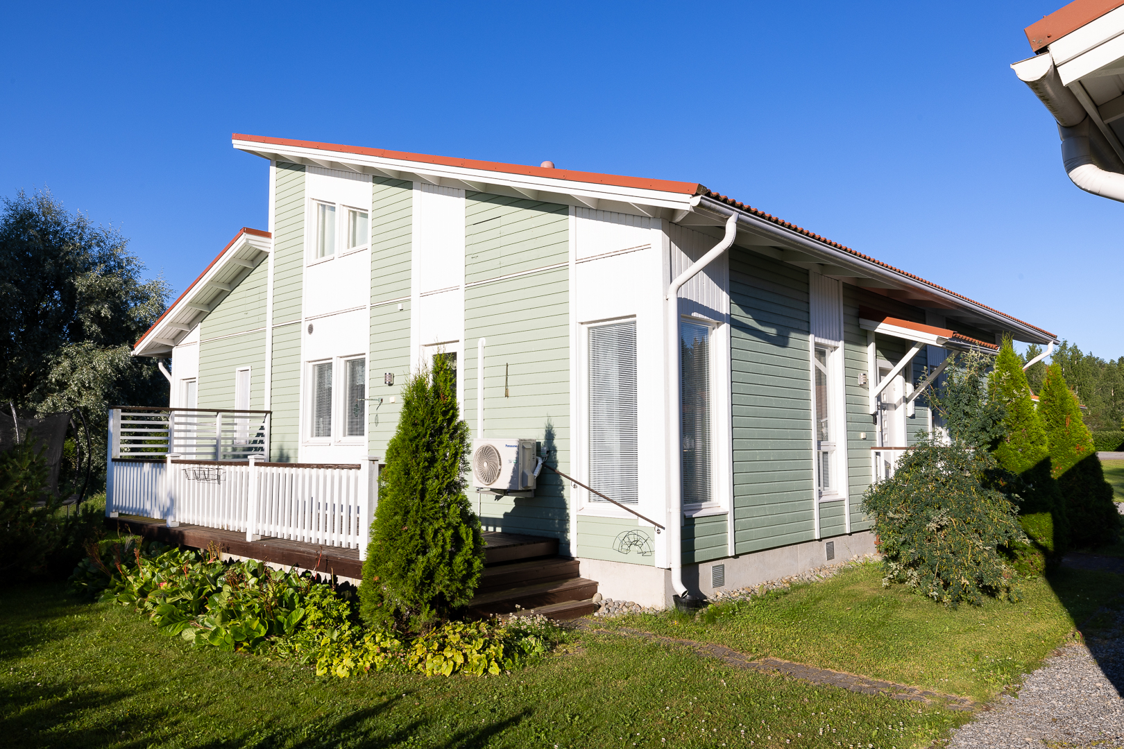 <b>V�r�, Londv�gen 3 B 3</b>
3 r, k, bd, b + vind. 78,5 m� + 20 m�, terass, biltak och kallf�rr�d
<b>Visning 28.7 kl 18:00</b>