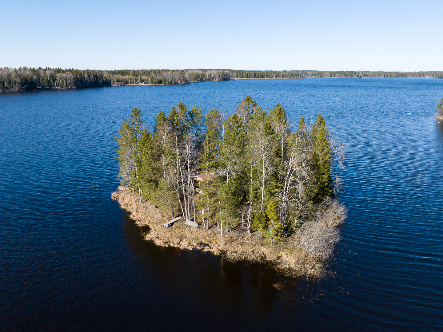 <b>R�ukas, Komossa</b><br />
Egen holme med sommarstuga & bastu. Tomt 1200 m�.