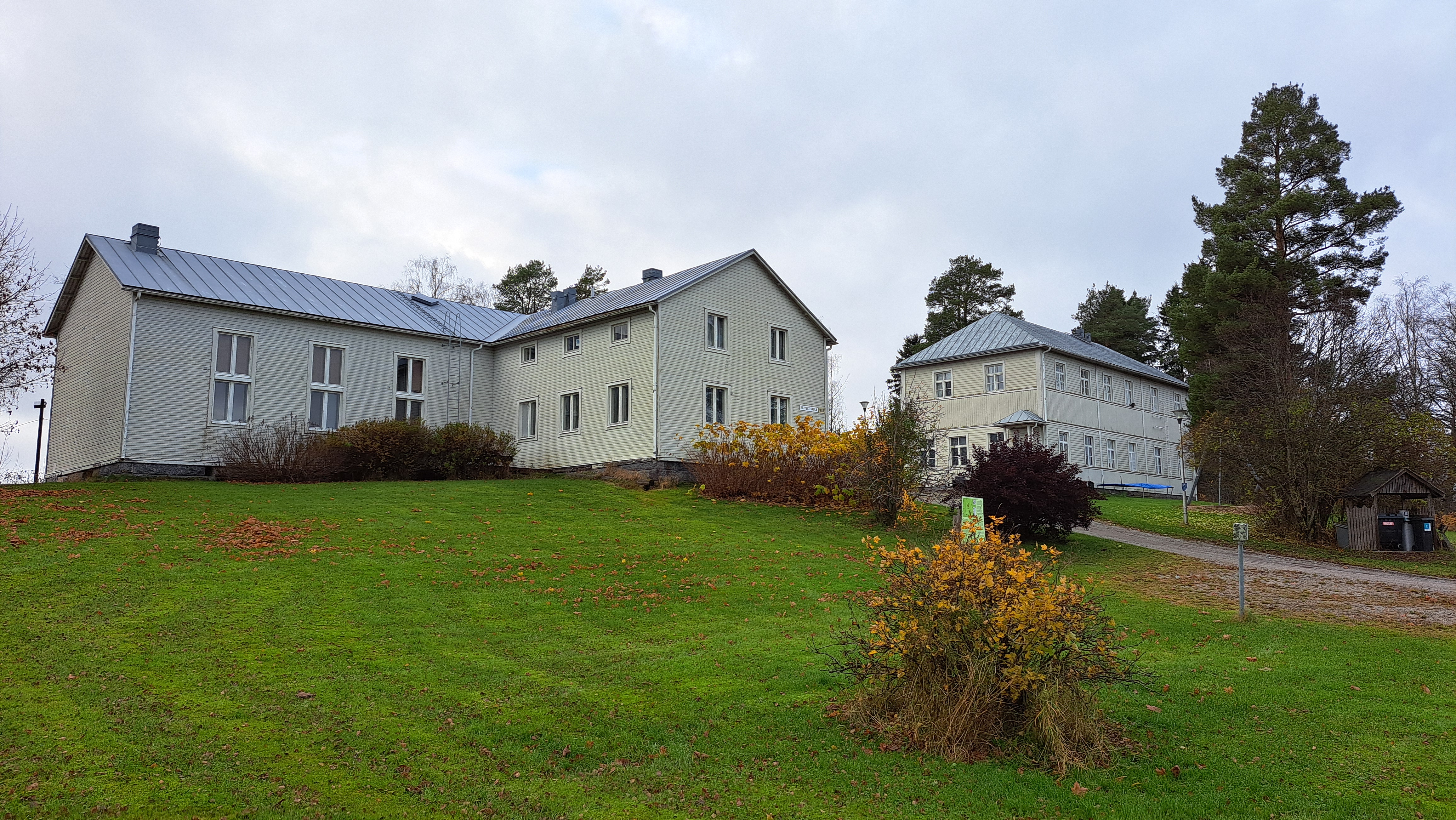 <b>Vr, Rejpeltvgen 319</b> F.d. skola med bostad. Rikligt med utrymmen. Tomt 9200 m