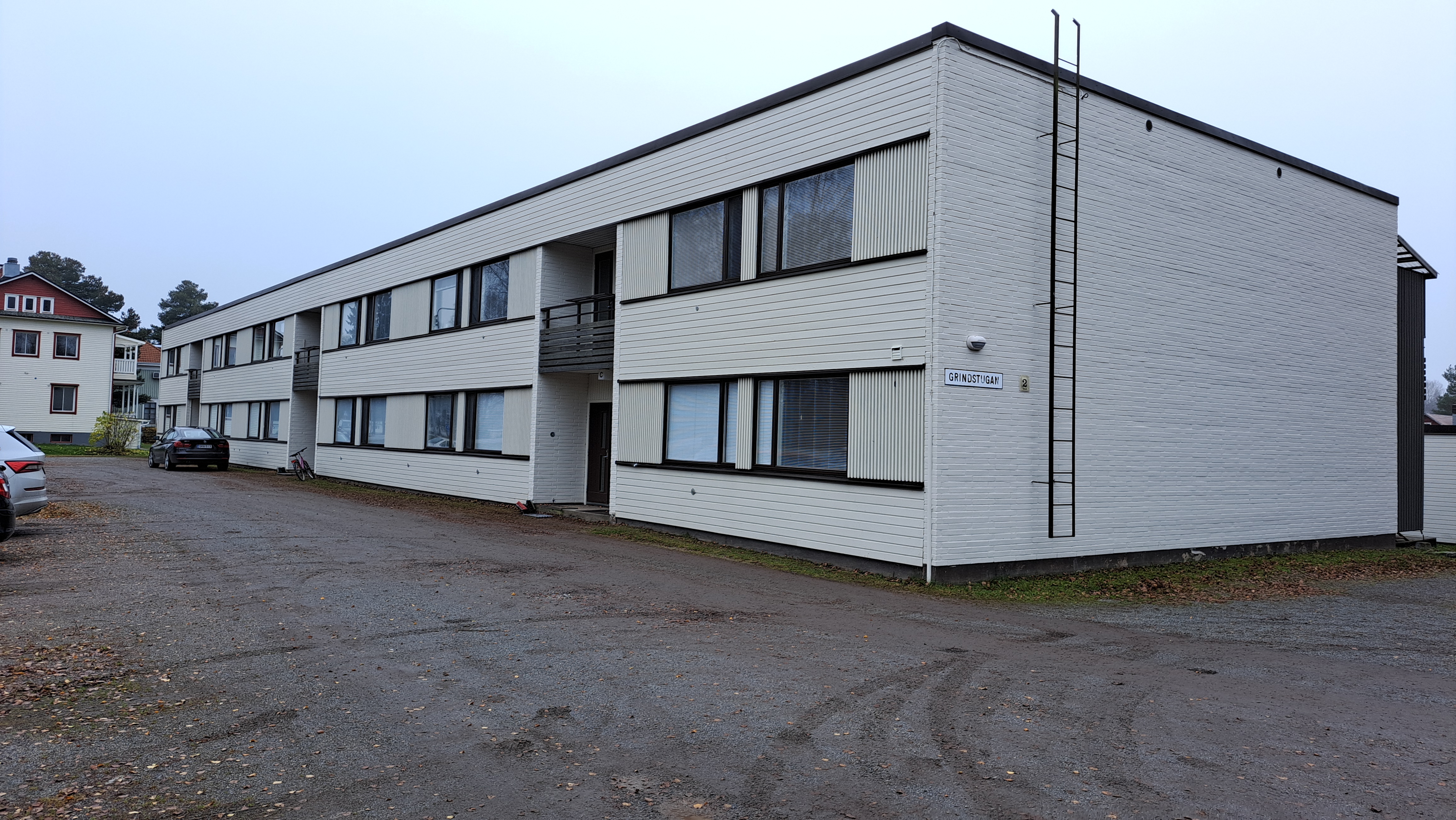 <b>Vr, Krooksbackvgen 2</b> Hyreshus 18 st lgenheter. 1080/1296 m. Egen tomt 5850 m.
