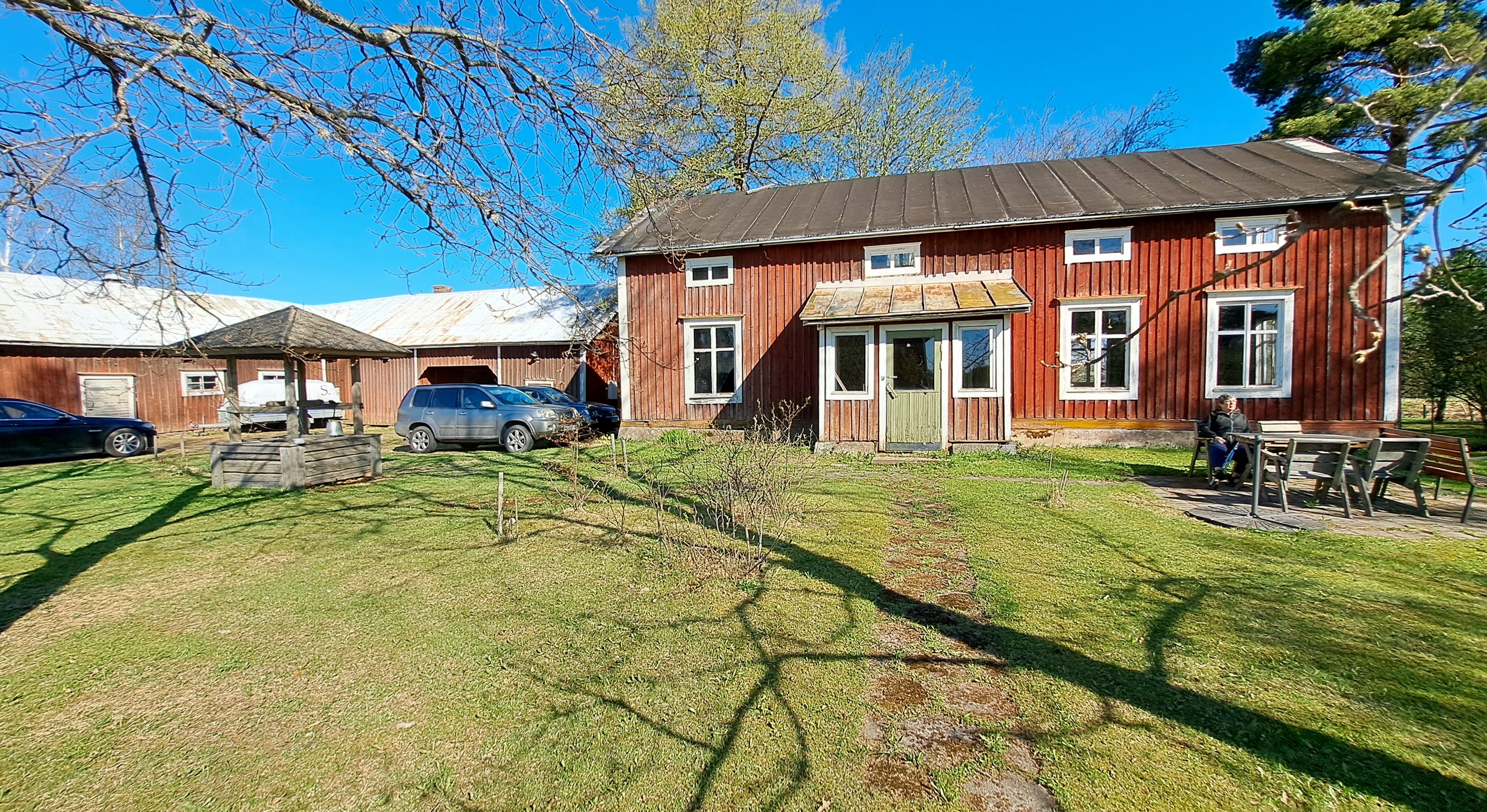 <b>Malax, vermalax, Tomtstet 24</b><br />
Stockhus ca 90 m, fritidshus/egnahemshus, ekonomibyggnad 300 m, tomt 0,335 ha + 1 ha