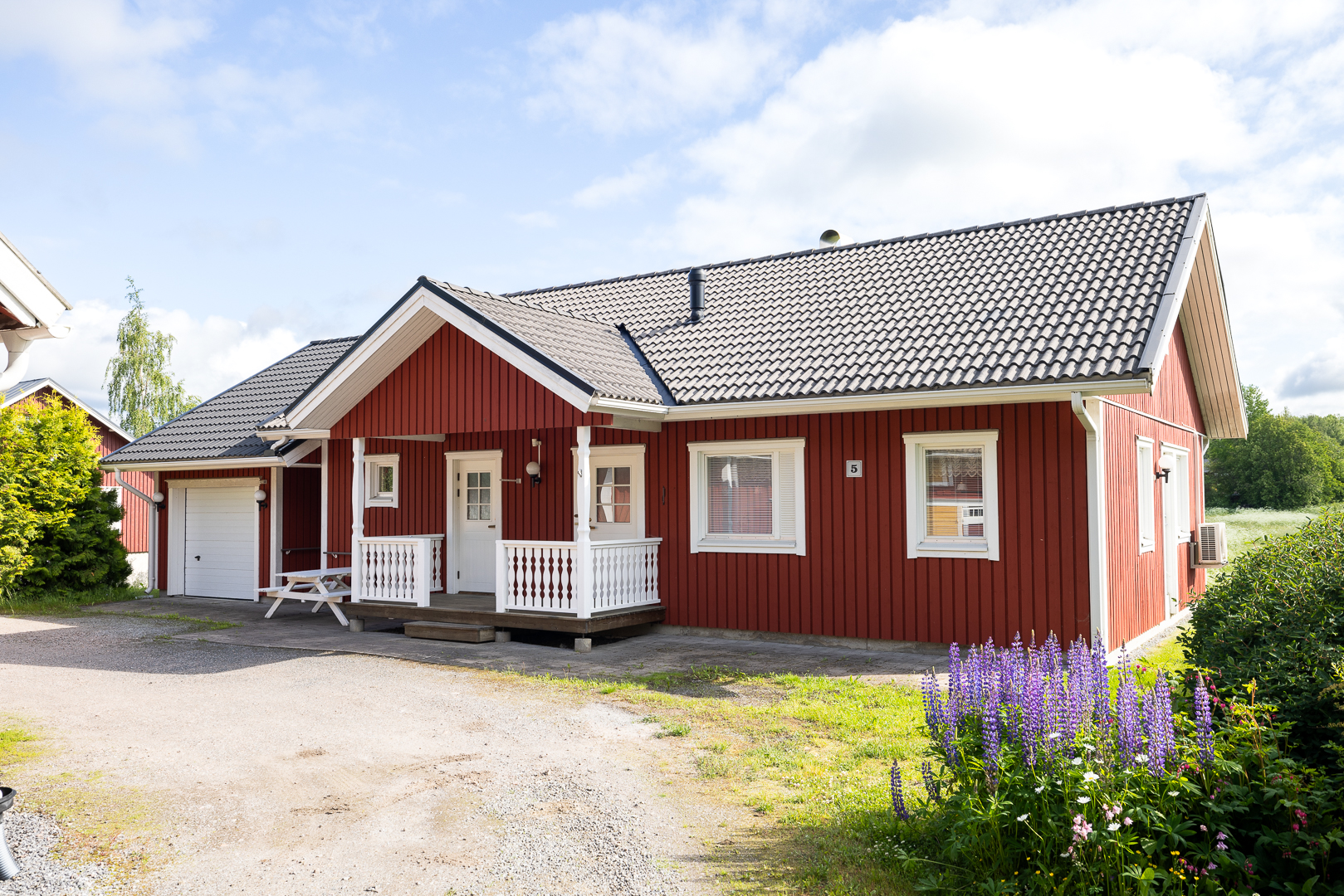 <b>Vr centrum, Bjrkvgen 5</b>
Egnahemshus 105 m, garage 42 m, ekonomibyggnad, tomt 1828 m