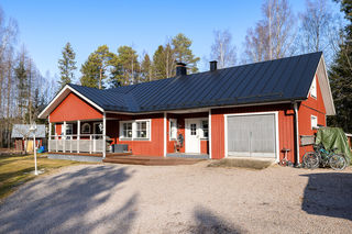 <b>Maxmo, Maxmo centrum, Parkstigen 4</b><br />
Egnahemshus 163 m, 6r + k + b, biltak, tomt 3590 m 